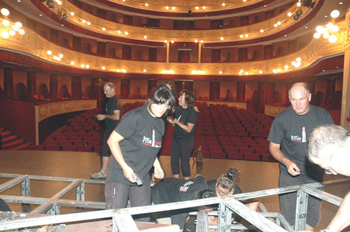 Gent de Gespa Teatre, muntant al Municipal de Girona.