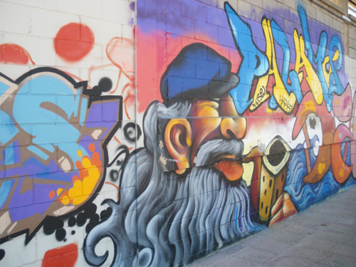 Un dels grafitis pintats a la paret exterior del Nou Estadi.