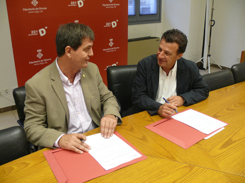 Representants de la Diputació de Girona i del Col·legi d'Arquitectes, durant la firma del conveni.