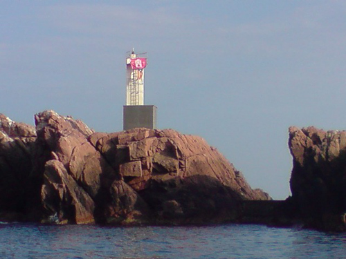 La bandera de Palafrugell a les illes Formigues, en una imatge d'aquest passat diumenge.