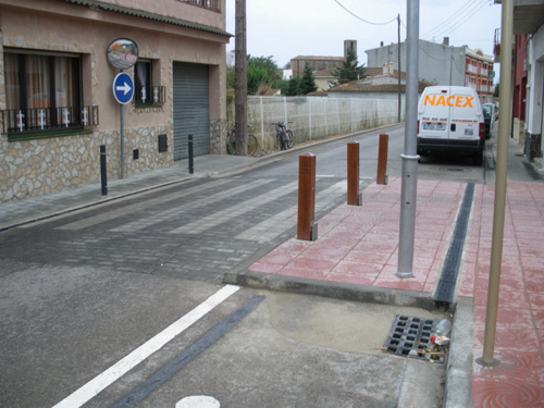 La nova vorera i el nou pas de vianants, davant l'escola.