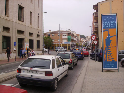 Cues de cotxes en un dia de mercat a l'estiu.