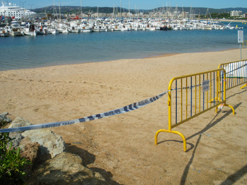 El tall de platja tancat, aquest matí.