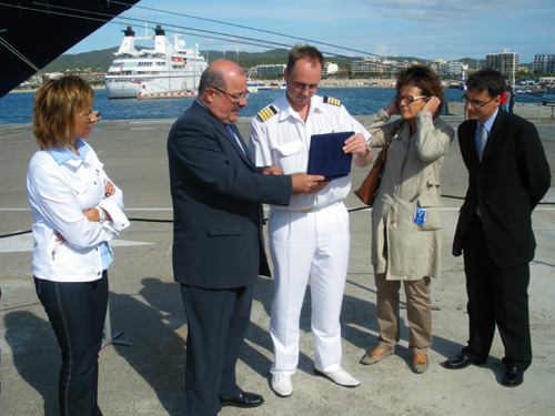 Manel Nadal lliure un obsequi commemoratiu al capità del Mein Schiff.