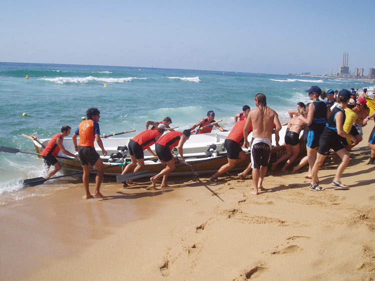Membres del Club de Rem Palamós en una competició.