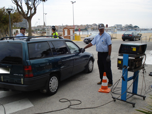 Un dels controls d'emissió de fums que es van fer ahir dimarts.