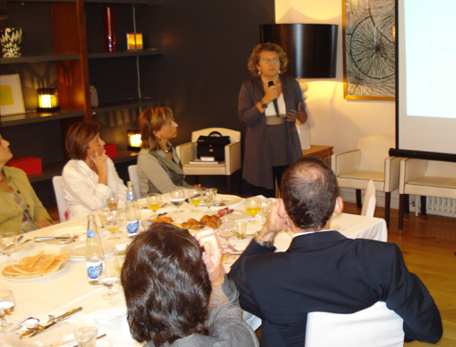 Marina Geli, al fons, durant el col·loqui d'avui.