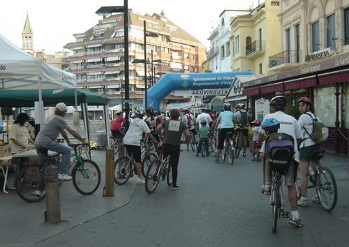 Participants a la pedalada popular d'ahir a Palamós.