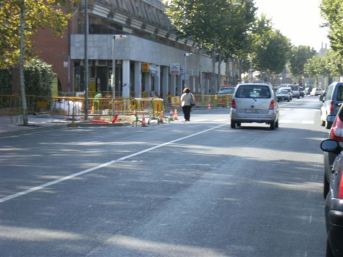 Una vianant camina per la calçada, a la zona on es fa el giratori del carrer de Provença. (Foto cedida per CiU).