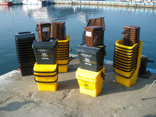 Els nous contenidors per als pesquers, aquest matí al port de Palamós.