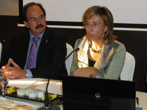 Teresa Ferrés, al costat de l'alcalde de Lloret, durant la conferència d'aquest matí.