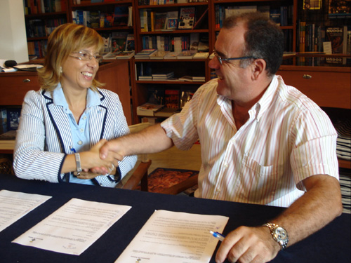 L'alcaldessa Teresa Ferrés i el patró major de la Confraria, Francesc Benaiges, durant la firma del conveni.