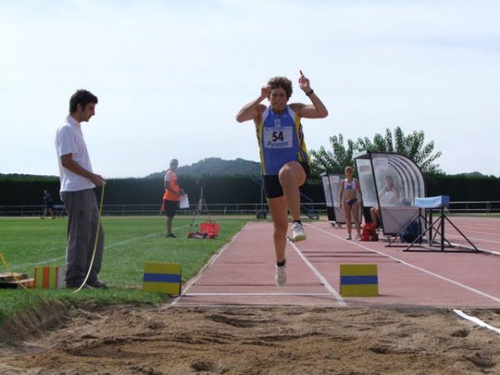 Ramona Escribano fent salt de longitud.