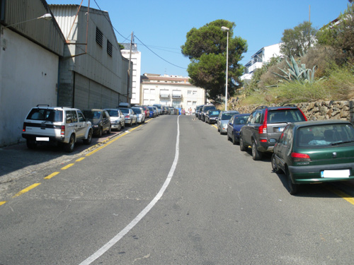 Cotxes a les voreres del carrer del Doctor Botet, aquest estiu.