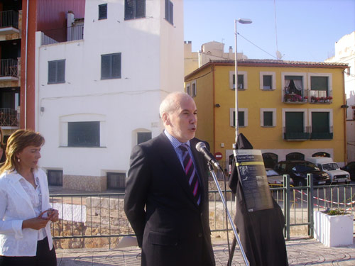 Màrius Carol durant la inauguració del plafó, l'any 2007.