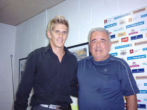 El defensa del Palamós CF, Siscu, a l'esquerra, quan el van presentar aquest estiu.