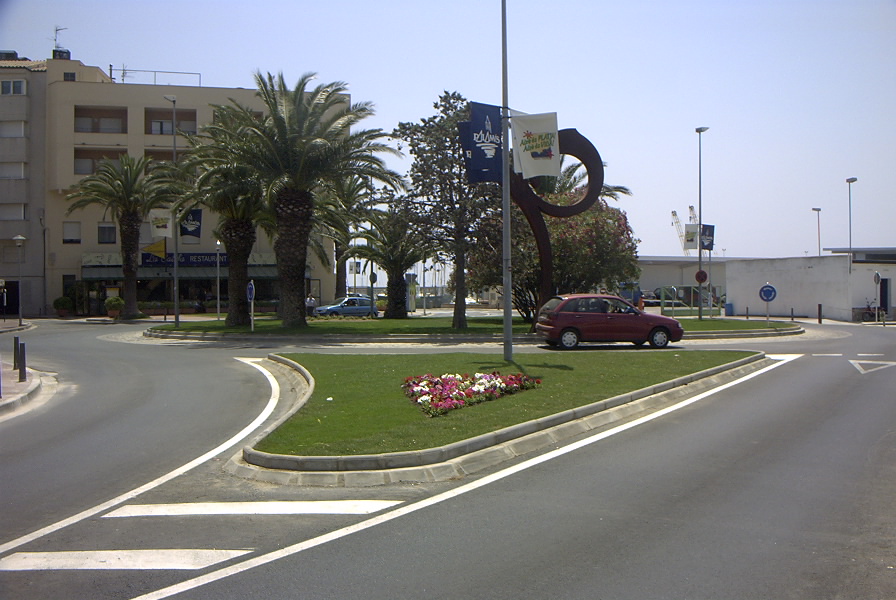 El giratori que hi ha davant la llotja del port de Palamós.