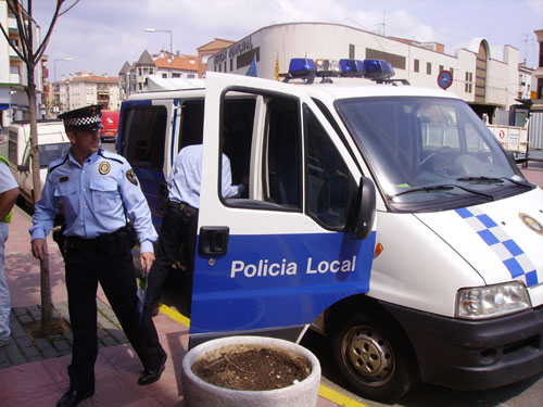 Efectius de la Policia Local de Palamós prestant un servei.