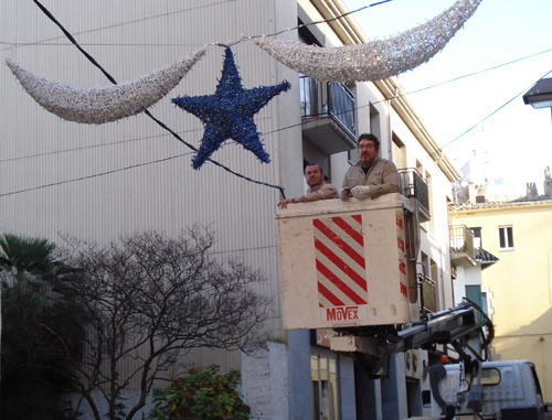 Col·locació dels elements lluminosos d'aquest any.