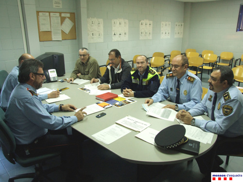 Comandaments dels Mossos i les policies locals preparant el pla Grèvol.