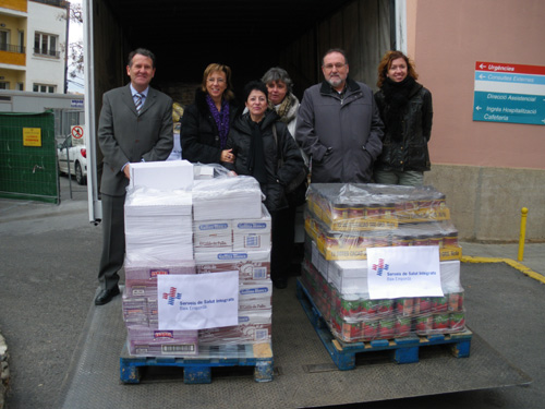Responsables del SSIBE, l'Ajuntament i Palamós Solidari, amb els aliments donats.