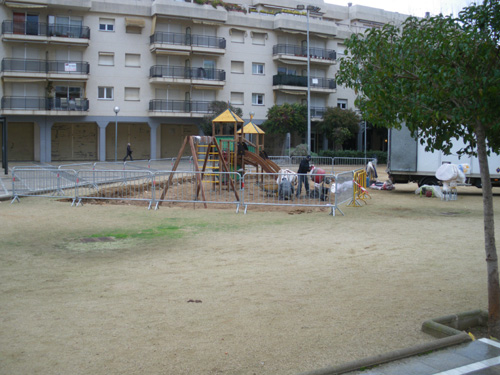 Obres d'instal·lació dels jocs infantils a la plaça dels Comtes de Palamós.