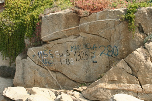 Unes pintades a la zona del camí de ronda del far.