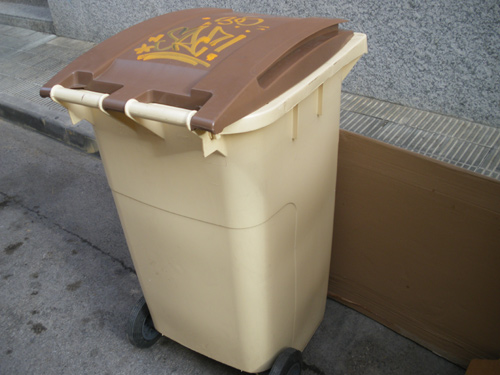 Un dels contenidors de recollida de la fracció orgànica.