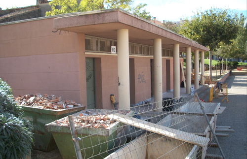 Obres als locals de la plaça del Mossèn Gumersind.
