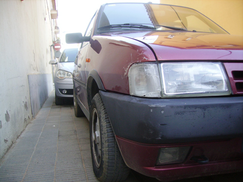 Cotxes damunt la vorera, en un carrer del barri de la Platja.