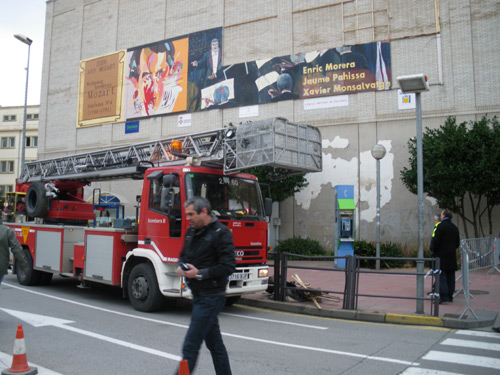 Els bombers, a punt de retirar el mural.