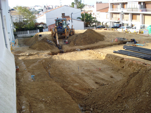 Les obres de la plaça de Carme Maristany, en la fase inicial.