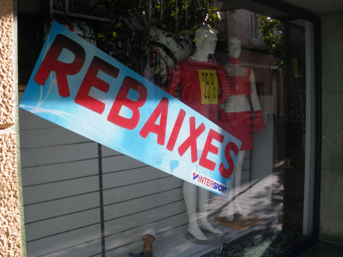 Un establiment de Palamós anuncia rebaixes al seu aparador.