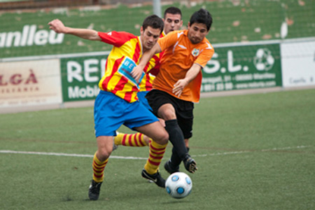 Una jugada del Manlleu-Palamós d'ahir. (Foto: David Fajula).