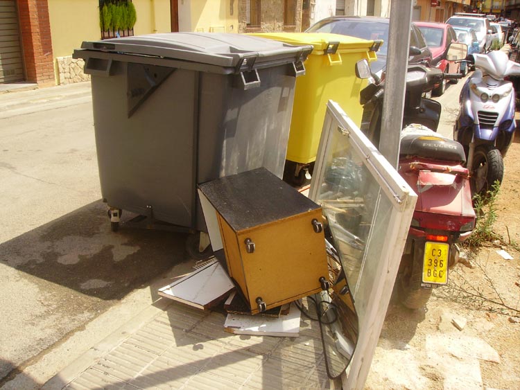 Trastos en un carrer de Palamós, en una imatge d'arxiu.