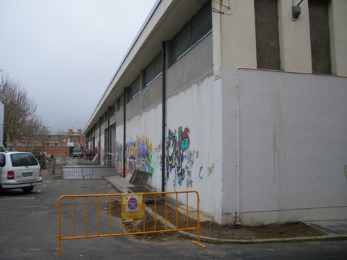 L'accés a la nau dels cinquanta metres encara en obres, aquest migdia.