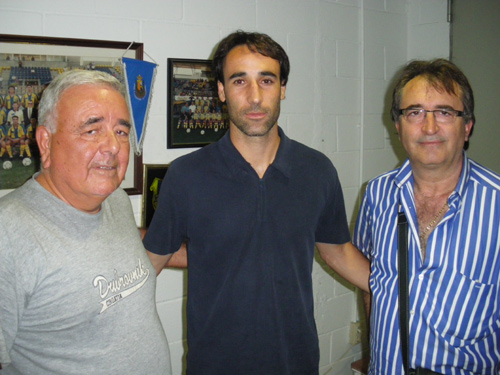 Carles Gimeno, al centre, quan va fitxar pel Palamós CF, aquest passat estiu.