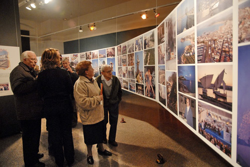 Un grup de persones observa un dels plafons de l'exposició. (Fotografia cedida per Josep Lois).