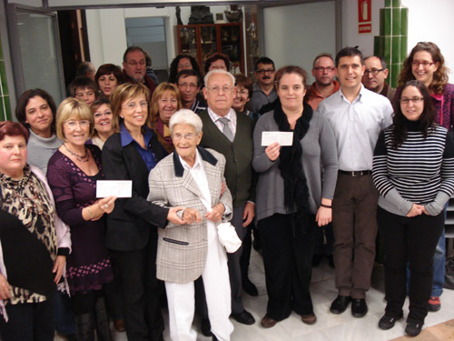 Acte de lliurament dels xecs amb Carme Maristany, al centre de la primera fila.