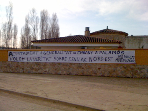 Pancartes de protesta al carrer d'Arnau Sa Bruguera.