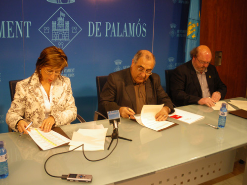 L'alcaldessa de Palamós, Teresa Ferrés, el conseller Nadal i l'alcalde de Calonge, Jordi Soler, 

firmant el conveni.