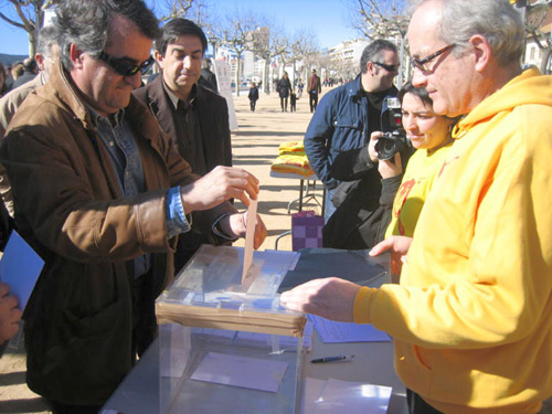 Martí Camós en el moment de dipositar el seu vot.