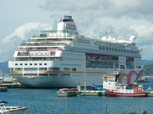 Un creuer turístic al port de Palamós, aquest passat estiu.
