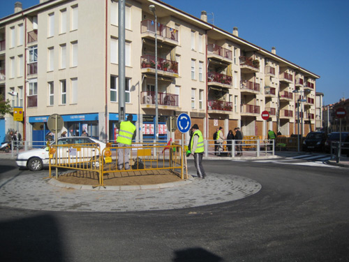 Darreres obres al giratori del carrer del Carmel.