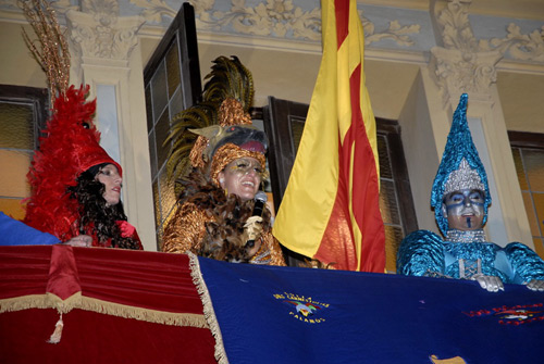La Reina i el Rei del Carnaval, acompanyats de l'alcaldessa de Palamós, a l'esquerra. (Fotografia 

cedida per Josep Lois).