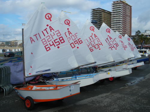 Embarcacions d'Optimist preparades per a entrenar-se, aquest matí.