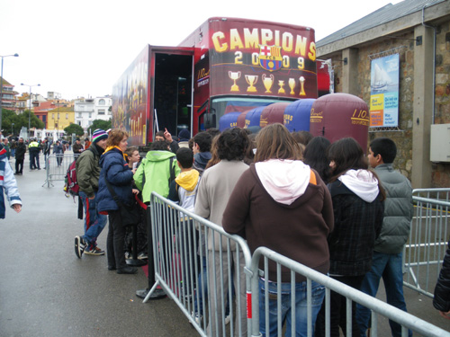 Un grup de joves espera per pujar al bus del Barça, aquest matí a Palamós.