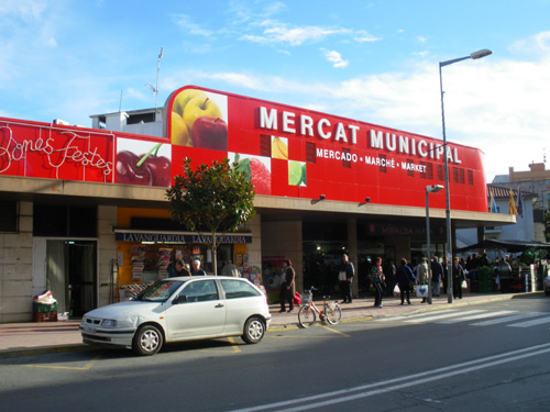 La nova façana del mercat municipal cobert.