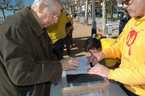 Un palamosí vota anticipadament en el referèndum per l'autodeterminació.