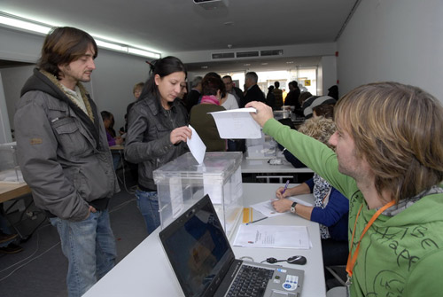 Un moment de la votació a l'Espai del Barri. (Fotografia cedida per Josep Lois).